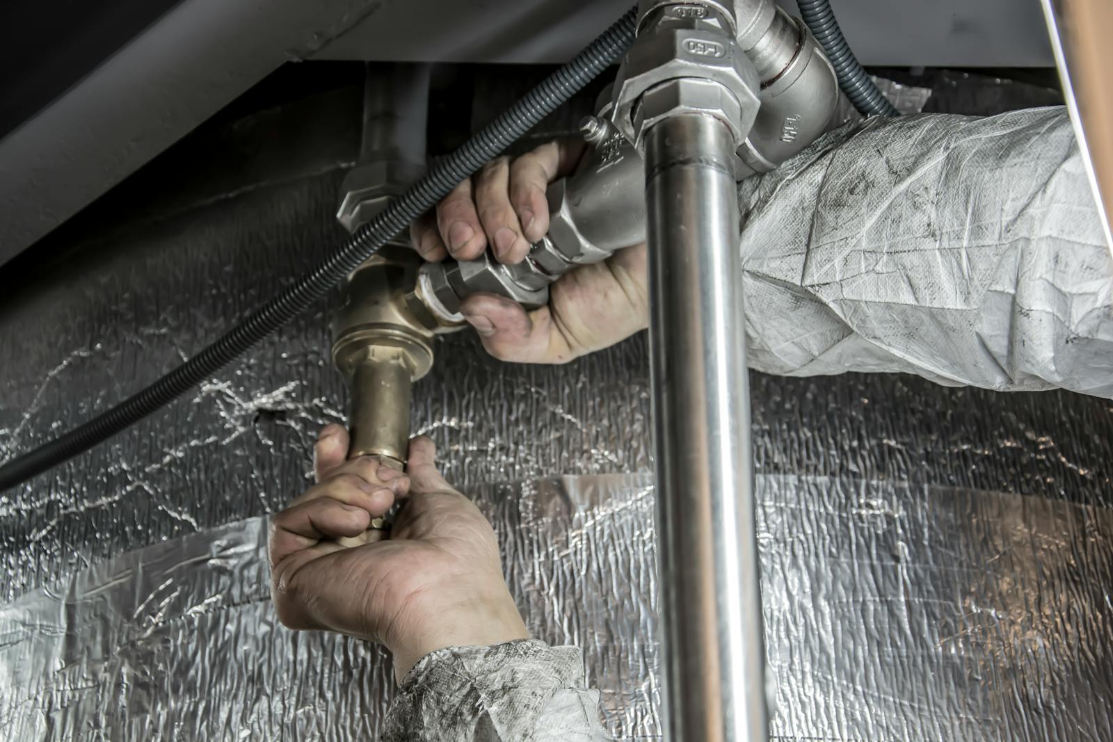 Installation d'un chauffe-eau par un plombier à Meyzieu