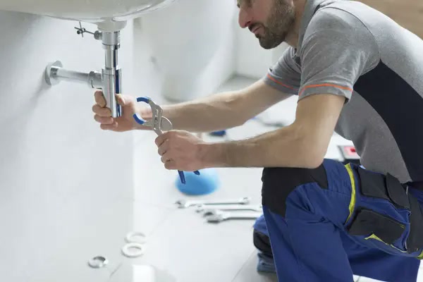Plombier en intervention rapide pour une fuite d'eau à Meyzieu